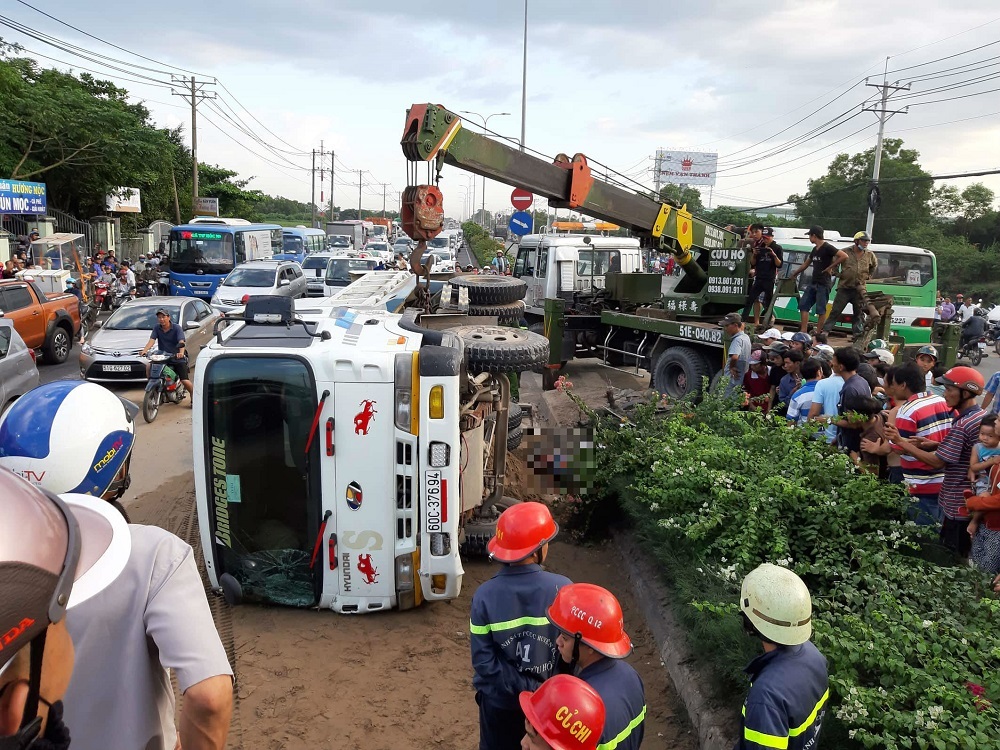 Xe ben lật đè 2 xe máy, 1 người chết, 1 người nguy kịch