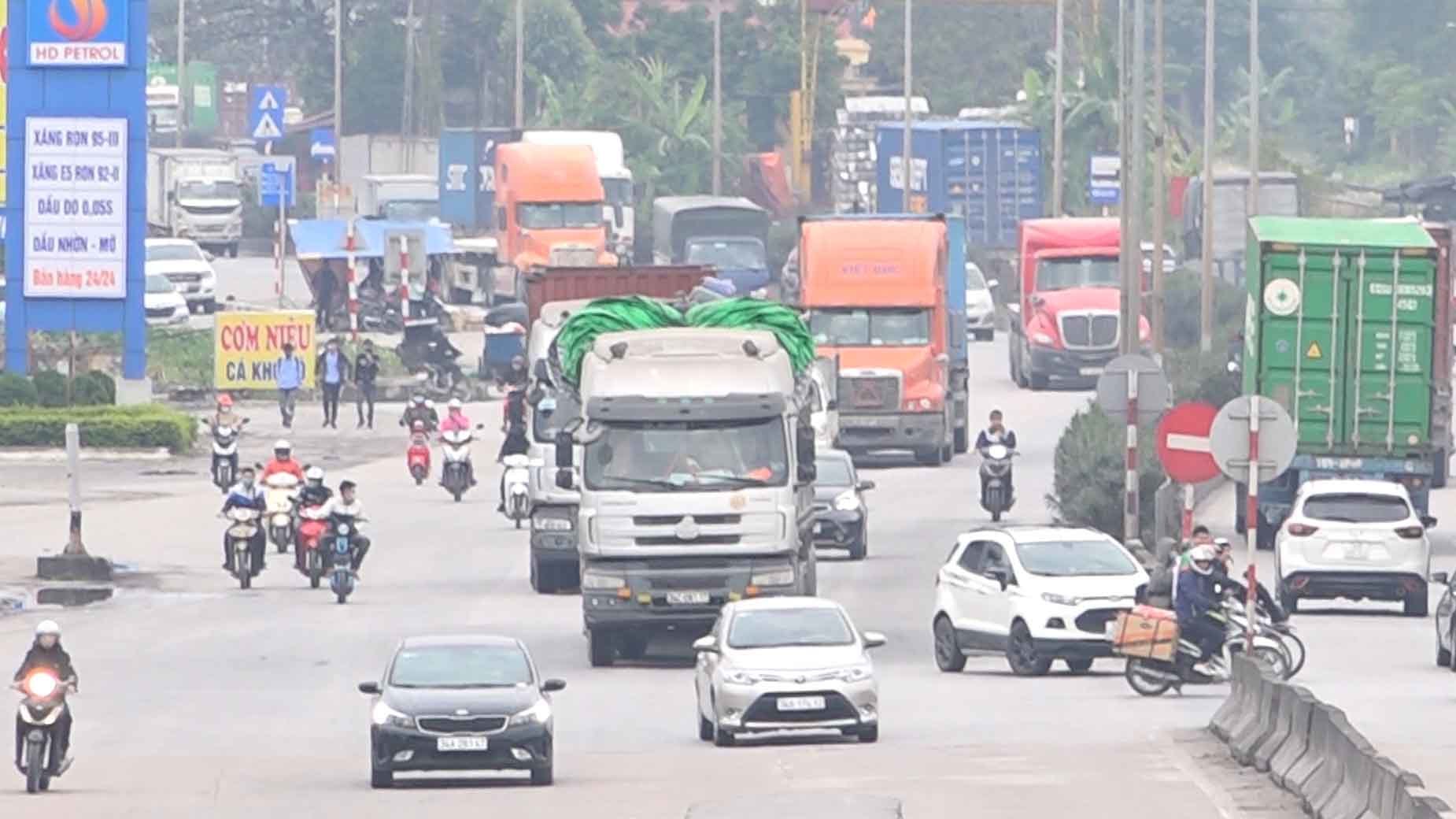 Hãi hùng xe container lao vun vút lấn làn, vượt ẩu